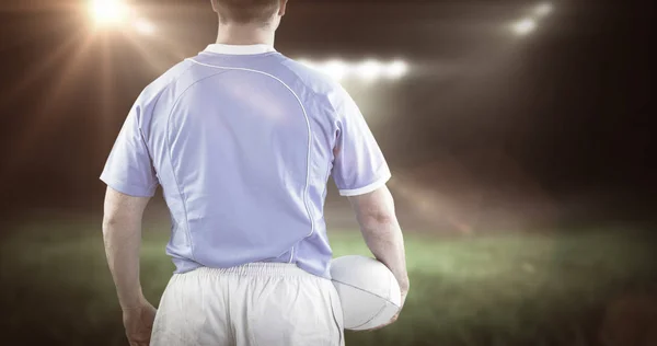 Jugador de rugby sosteniendo una pelota de rugby — Foto de Stock