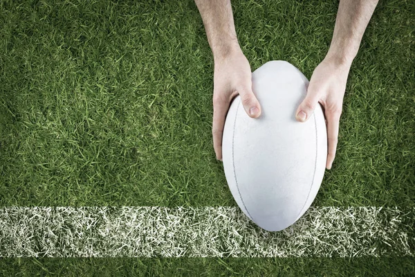 Rugbyspelare poserar en rugby boll — Stockfoto