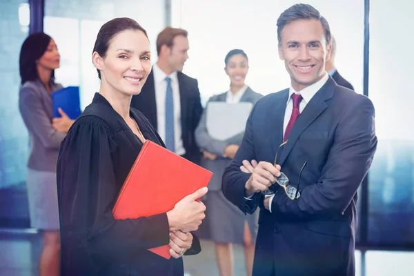 Porträtt av affärsman står med advokat — Stockfoto