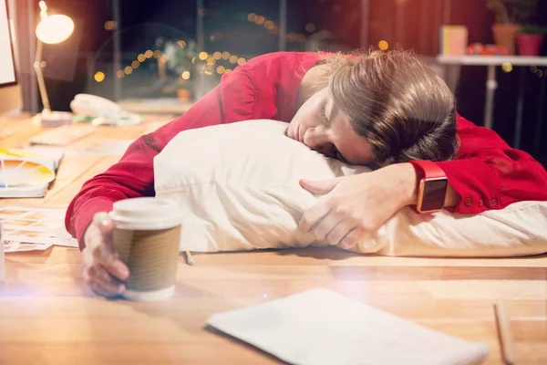 Уставшая деловая женщина спит за столом — стоковое фото