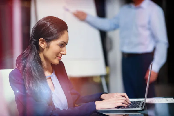 Bizneswoman Praca na laptopie — Zdjęcie stockowe