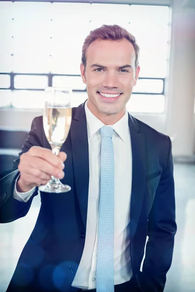 Retrato del hombre de negocios sosteniendo flauta de champán — Foto de Stock