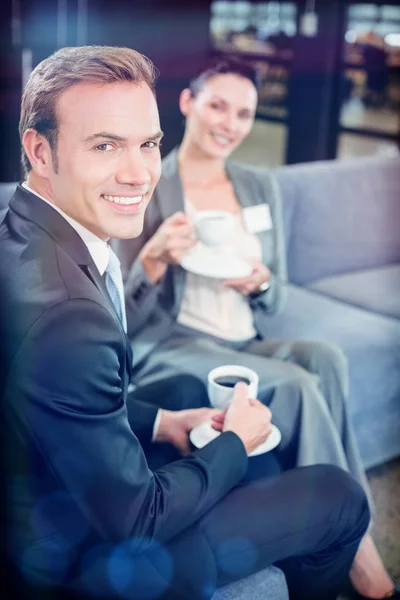 Zakenman en zakenvrouw met thee tijdens Haltetijd — Stockfoto