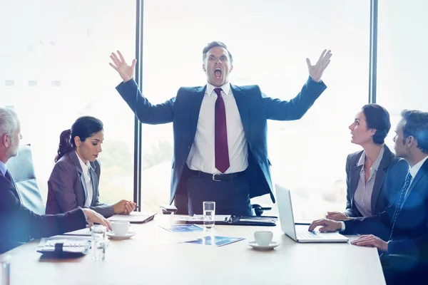 Empresarios en sala de conferencias —  Fotos de Stock