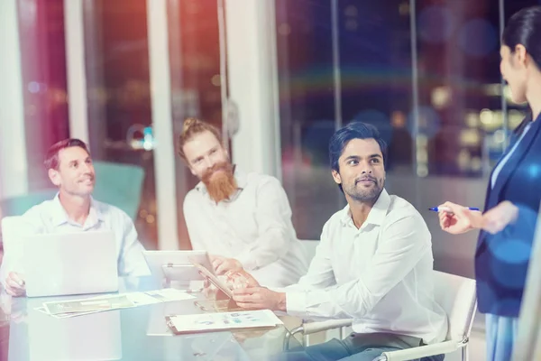 Businesswoman interacting with colleagues — Stock Photo, Image