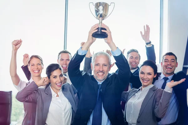 Vítězný tým firmy s ředitelkou drží trophy — Stock fotografie