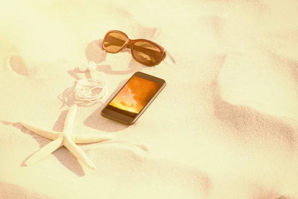 Sjöstjärna med solglasögon och mobiltelefon — Stockfoto