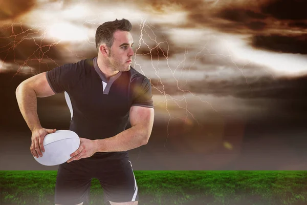 Rugbyspeler gooien van de bal — Stockfoto