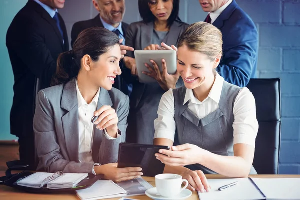 Geschäftsfrauen nutzen digitales Tablet — Stockfoto