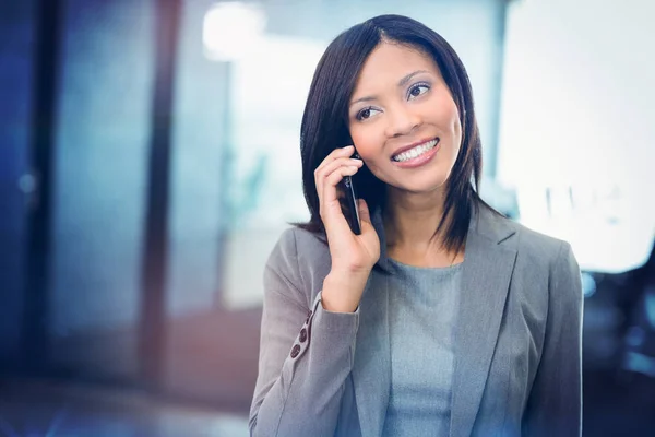 Aantrekkelijke zakenvrouw praten op mobiele telefoon — Stockfoto