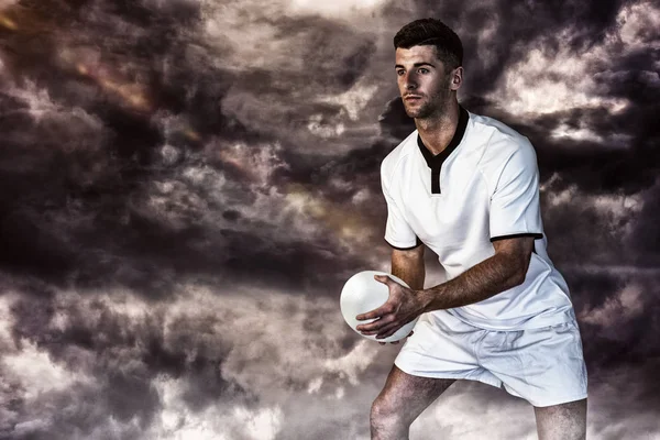 Jogador segurando bola de rugby — Fotografia de Stock