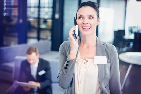 Geschäftsfrau telefoniert mit Handy — Stockfoto