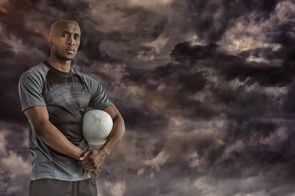 Rugby topu ile kendine güvenen sporcu — Stok fotoğraf