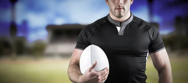 Mocny rugby player gospodarstwa piłka — Zdjęcie stockowe