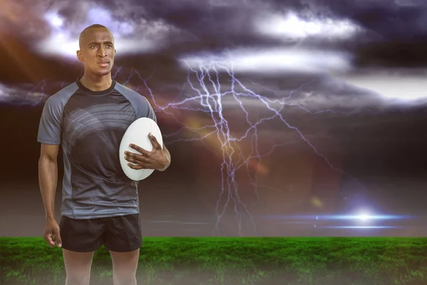 Atleta reflexivo sosteniendo pelota de rugby —  Fotos de Stock