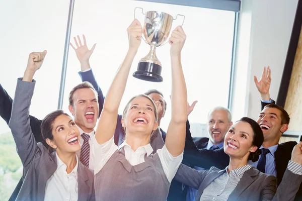 Vítězný tým firmy s ředitelkou drží trophy — Stock fotografie
