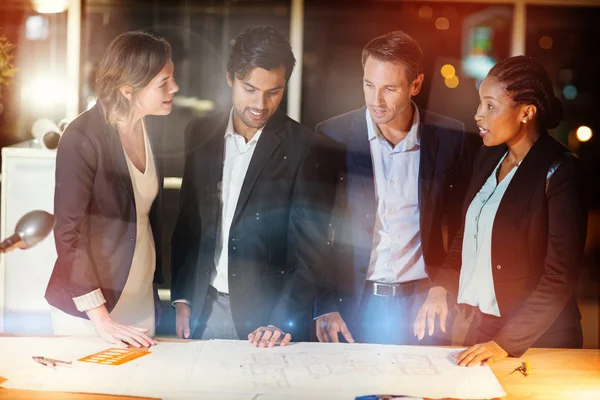 Grupo de empresários a discutir sobre o projecto — Fotografia de Stock