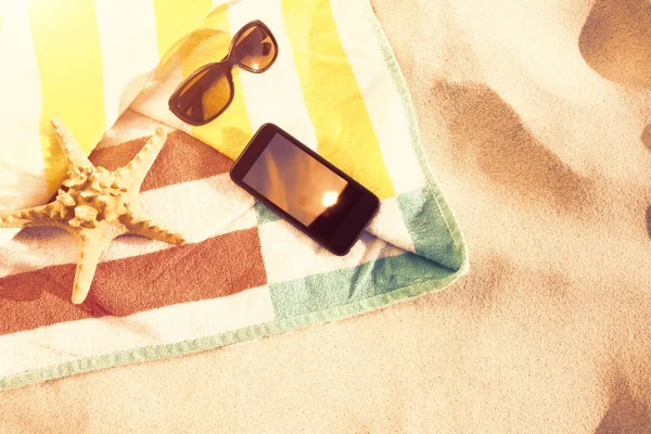 Estrella de mar con gafas de sol y teléfono — Foto de Stock