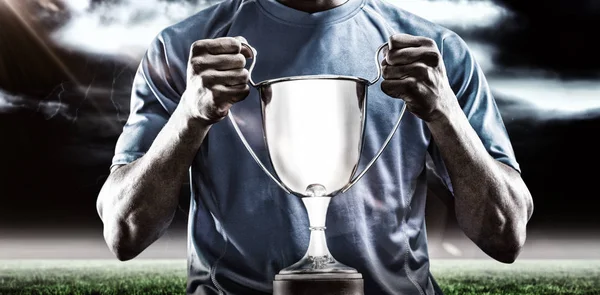 Desportista segurando troféu — Fotografia de Stock