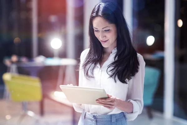 Leende affärskvinna med digital tablet — Stockfoto