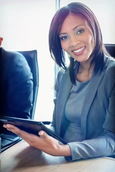 Empresária atraente usando tablet digital — Fotografia de Stock
