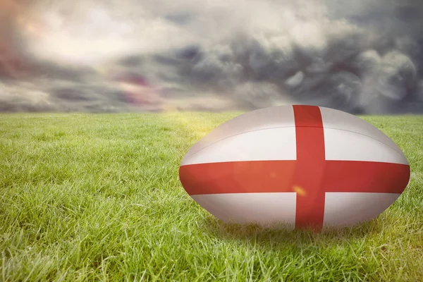 Inglaterra bola de rugby contra o céu tempestuoso — Fotografia de Stock