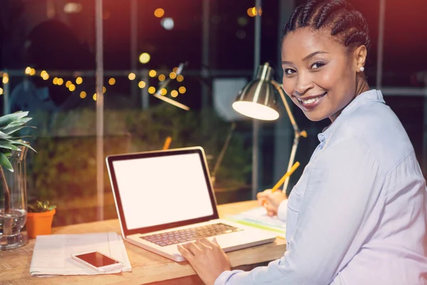 Zakenvrouw Werken op Laptop — Stockfoto