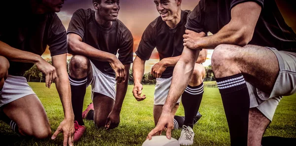 Jogadores de rugby discutindo suas táticas — Fotografia de Stock