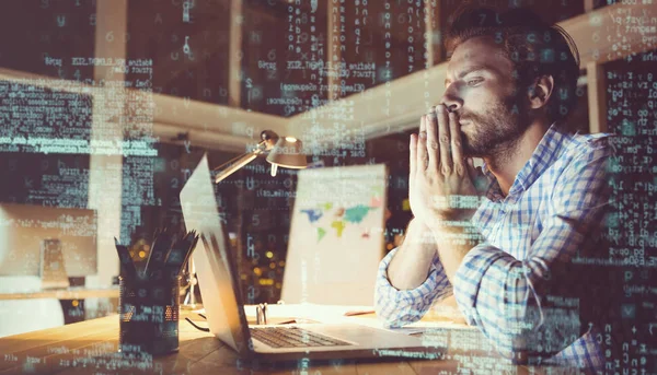 Geschäftsmann arbeitet nachts im Büro — Stockfoto