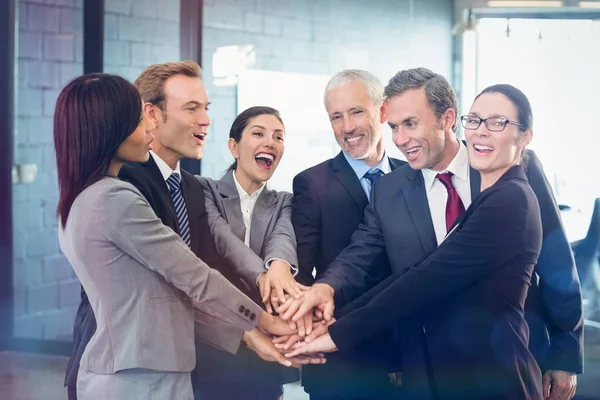 Företagare händer staplade över varandra — Stockfoto