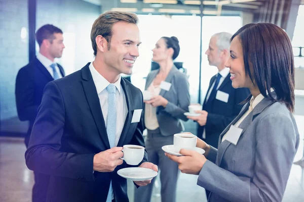 Företagare en diskussion under rasttid — Stockfoto