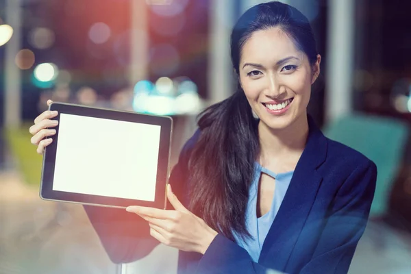 Zakenvrouw weergegeven: digitale Tablet PC — Stockfoto