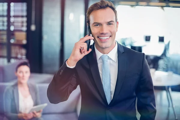 Empresario hablando por teléfono móvil — Foto de Stock