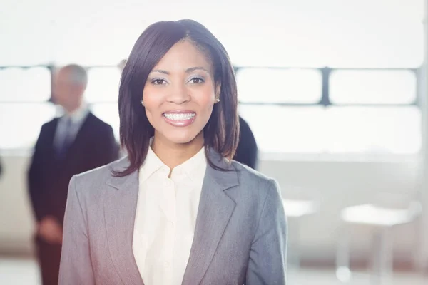 Attraktive Geschäftsfrau lächelt in die Kamera — Stockfoto