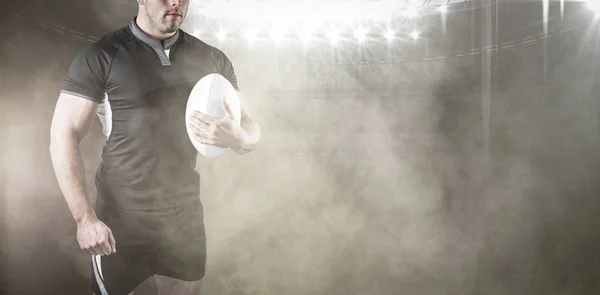 Jugador de rugby duro sosteniendo la pelota —  Fotos de Stock