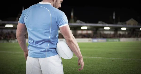 Rugby-Spieler steht mit Ball a — Stockfoto