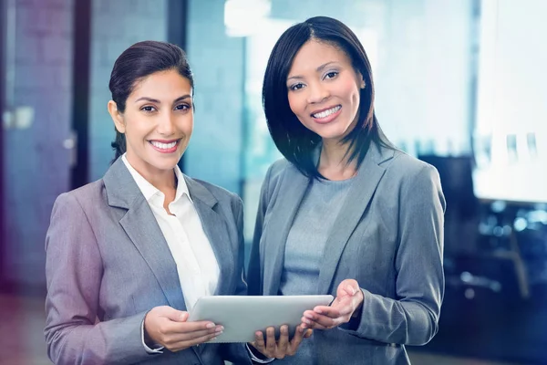 Glückliche Geschäftsfrauen mit digitalem Tablet — Stockfoto