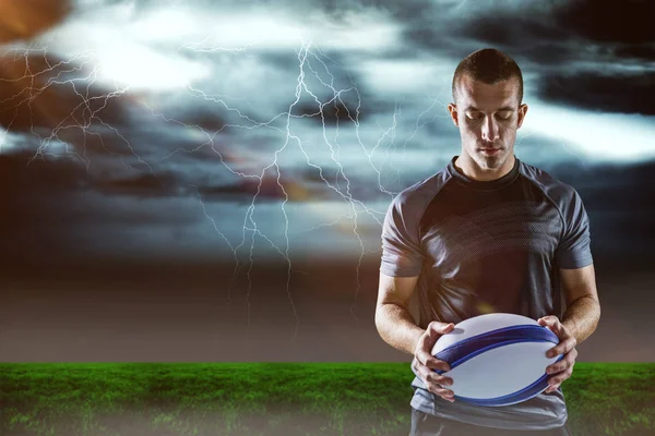 Joueur de rugby sérieux tenant le ballon — Photo