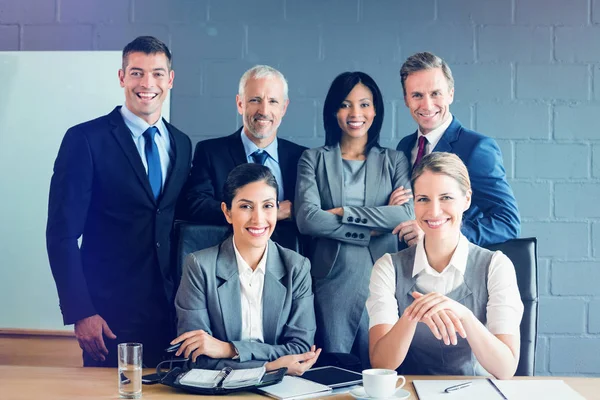 Affärsmän i konferensrummet — Stockfoto