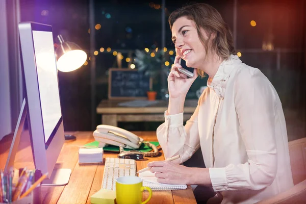 Empresária falando ao telefone — Fotografia de Stock