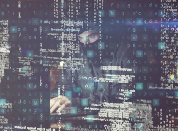 Χάκερ που χρησιμοποιεί φορητό υπολογιστή — Φωτογραφία Αρχείου