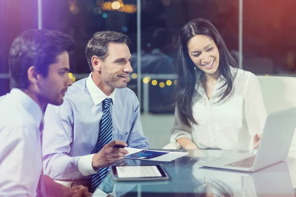 Zakenvrouw bespreken met collega 's — Stockfoto