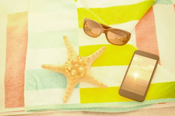Sjöstjärna med solglasögon och telefon — Stockfoto