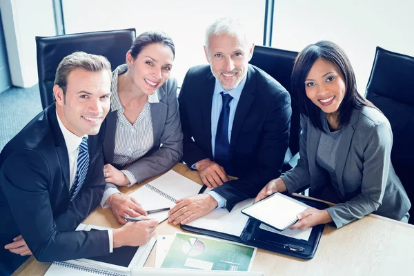 Glimlachende zakenmensen in vergaderruimte — Stockfoto