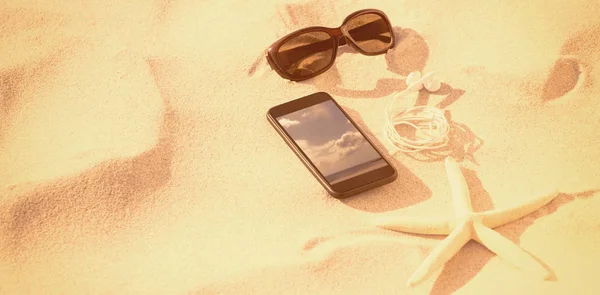Sjöstjärna med solglasögon och mobiltelefon — Stockfoto