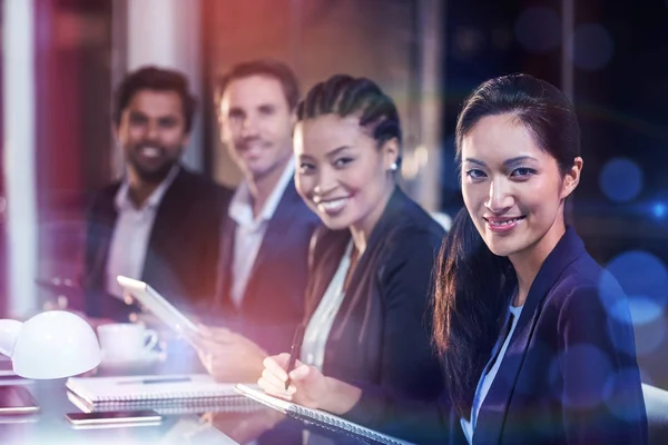 Grupp av företagare sitter i ett möte — Stockfoto