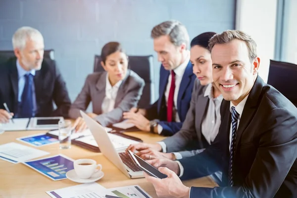 Geschäftsleute im Konferenzraum — Stockfoto