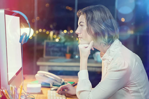 Geschäftsfrau arbeitet am Computer am Schreibtisch — Stockfoto