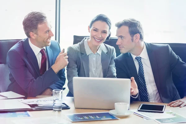 Affärsmän i konferensrum — Stockfoto