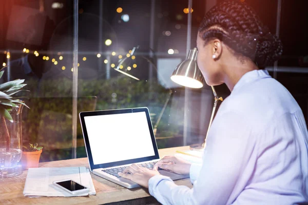 Donna d'affari che lavora sul computer portatile — Foto Stock